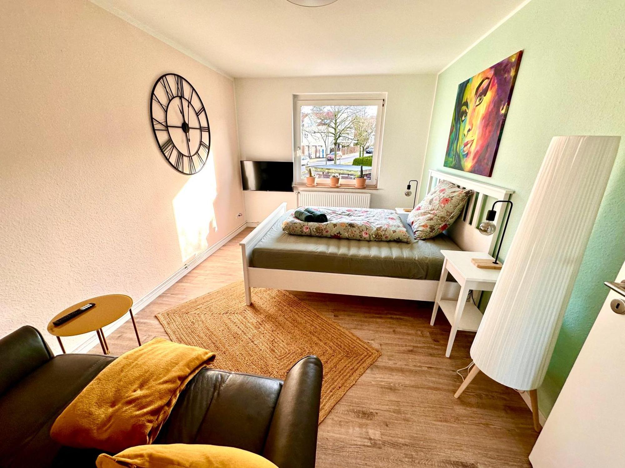 Akram Appartement III - Ruhig, Stadtnah Хилдесхайм Екстериор снимка
