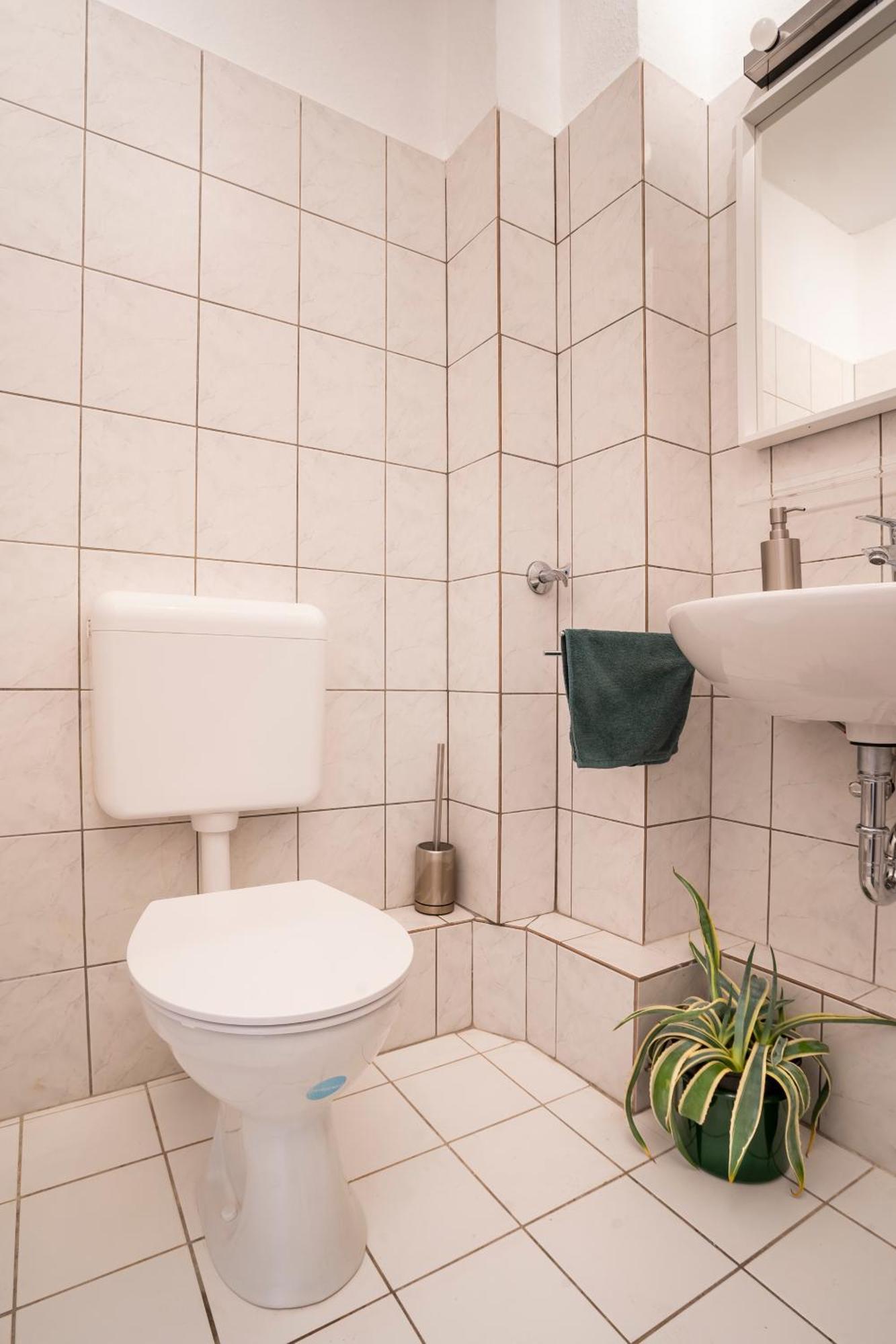 Akram Appartement III - Ruhig, Stadtnah Хилдесхайм Екстериор снимка